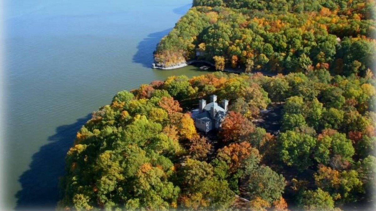 Dennis House | A castle on the lake! Private, exquisite, unbelievable.
