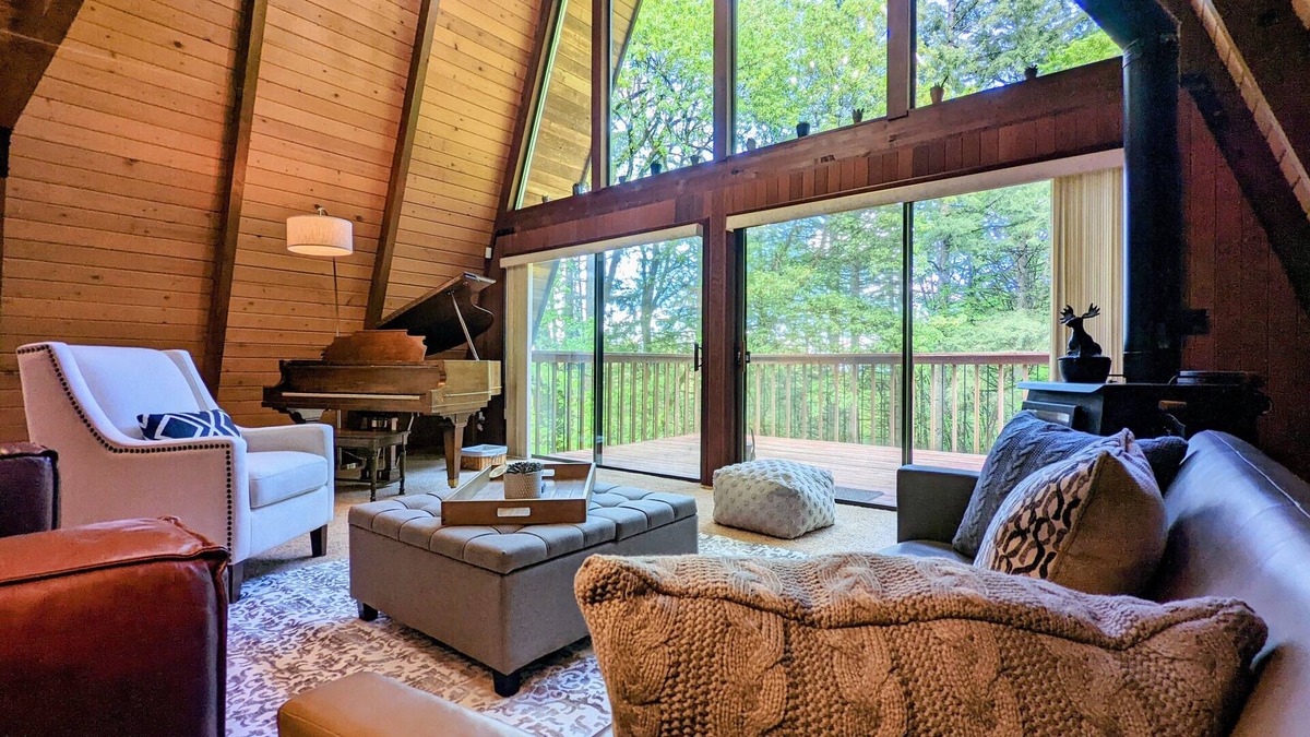 Dundee Cabin | A chalet-style cabin set atop the Red Hills of Dundee in The Willamette Valley