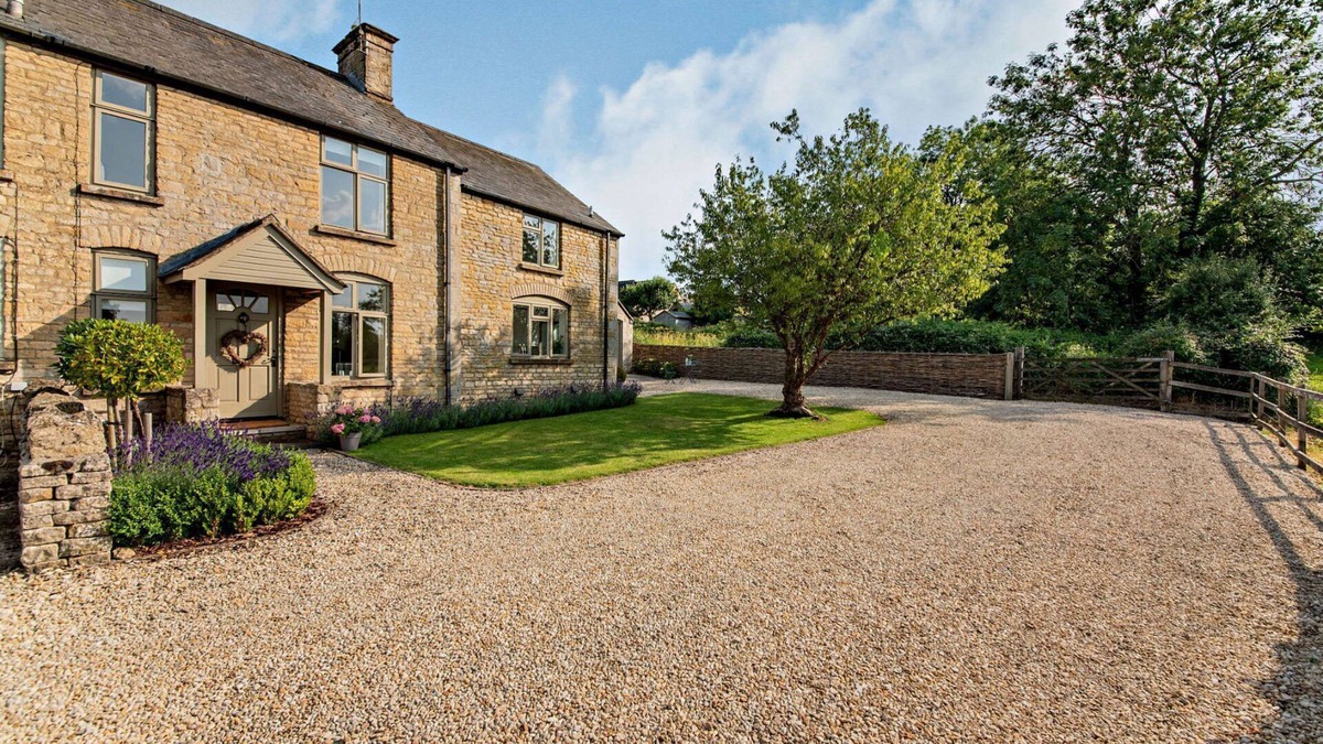 Churchill Cottage | A charming 3 bedroom holiday cottage with private parking and delightful views - 2 Orchard Cottages
