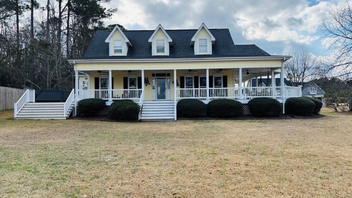 Wilmington House | A charming 3-bed/3.5 bath home with in-ground pool and jacuzzi on Pages Creek