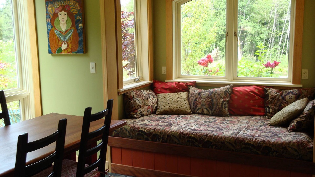 Friday Harbor Cottage | A Charming And Artistic Cottage Set In a Beautiful Garden