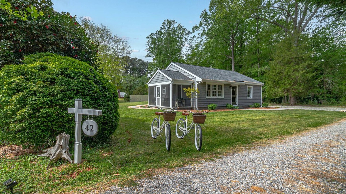 Irvington Cottage | A charming and peaceful getaway in the heart of Irvington, Virginia.n