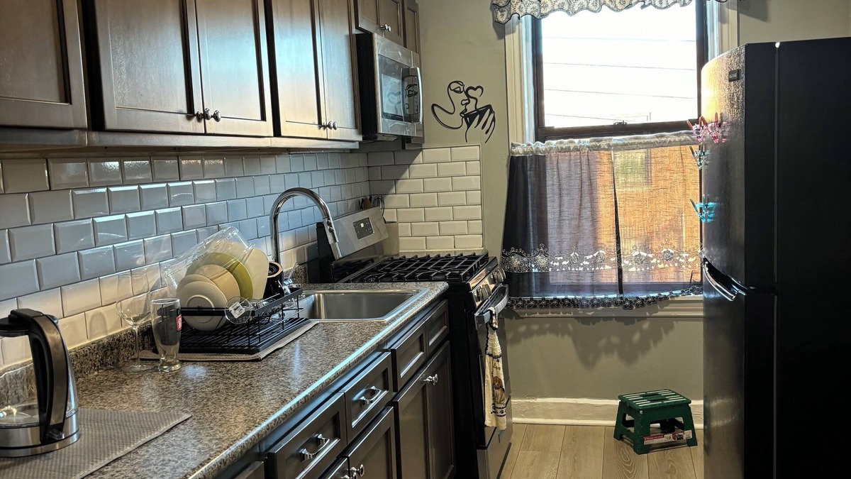 East Flatbush Apartment | A charming comfy apartment with bright lights and lots of sunlight.