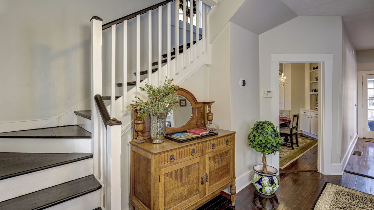 Vicksburg Cottage | A charming cottage nestled in the historic Fostoria Neighborhood.
