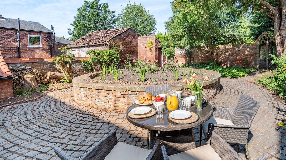 Barrow upon Humber Cottage | A charming, thoughtfully renovated cottage within the 17th century Papist Hall.
