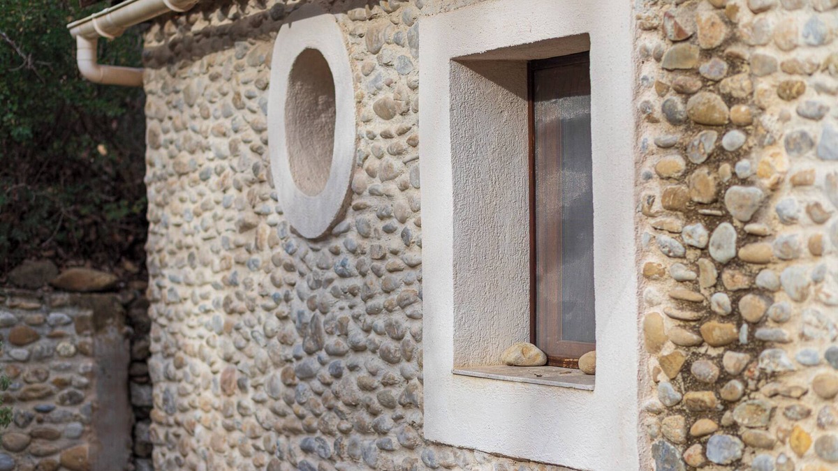 Le Castellet Bed & Breakfast | A charming gîte, the Jas des Oliviers welcomes you to the heart of the garden.