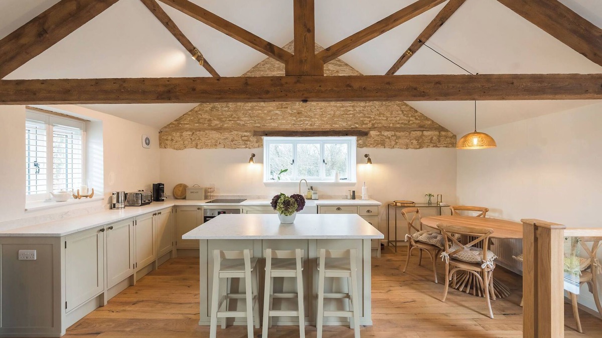 Chippenham House | A charming retreat nestled in the picturesque hamlet of Reybridge.