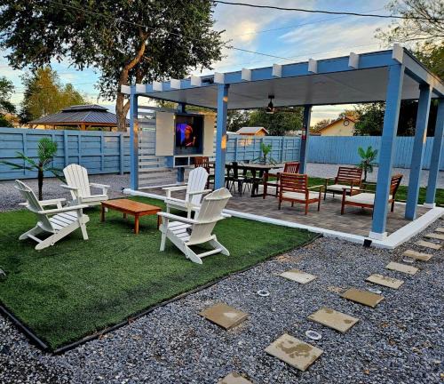 Edinburg House | A charming villa with a spectacular pergola and patio