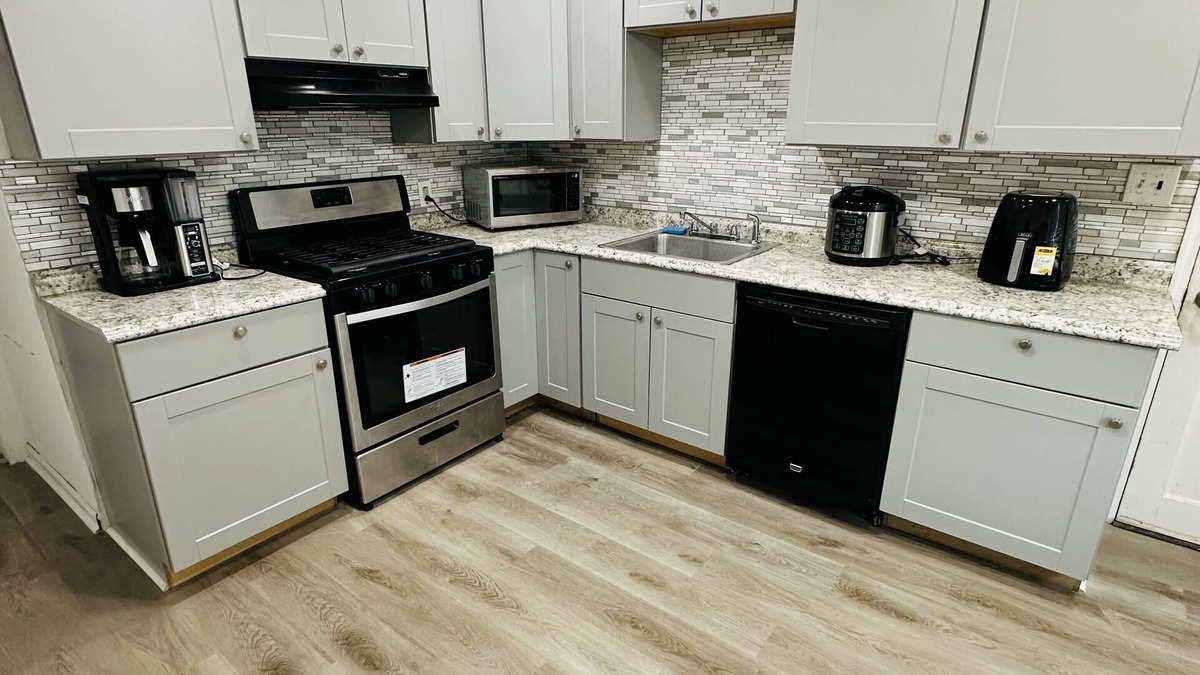 Sharon Hill House | A cheerful 3/2 bedrooms with ample space and free parking in a friendly area.