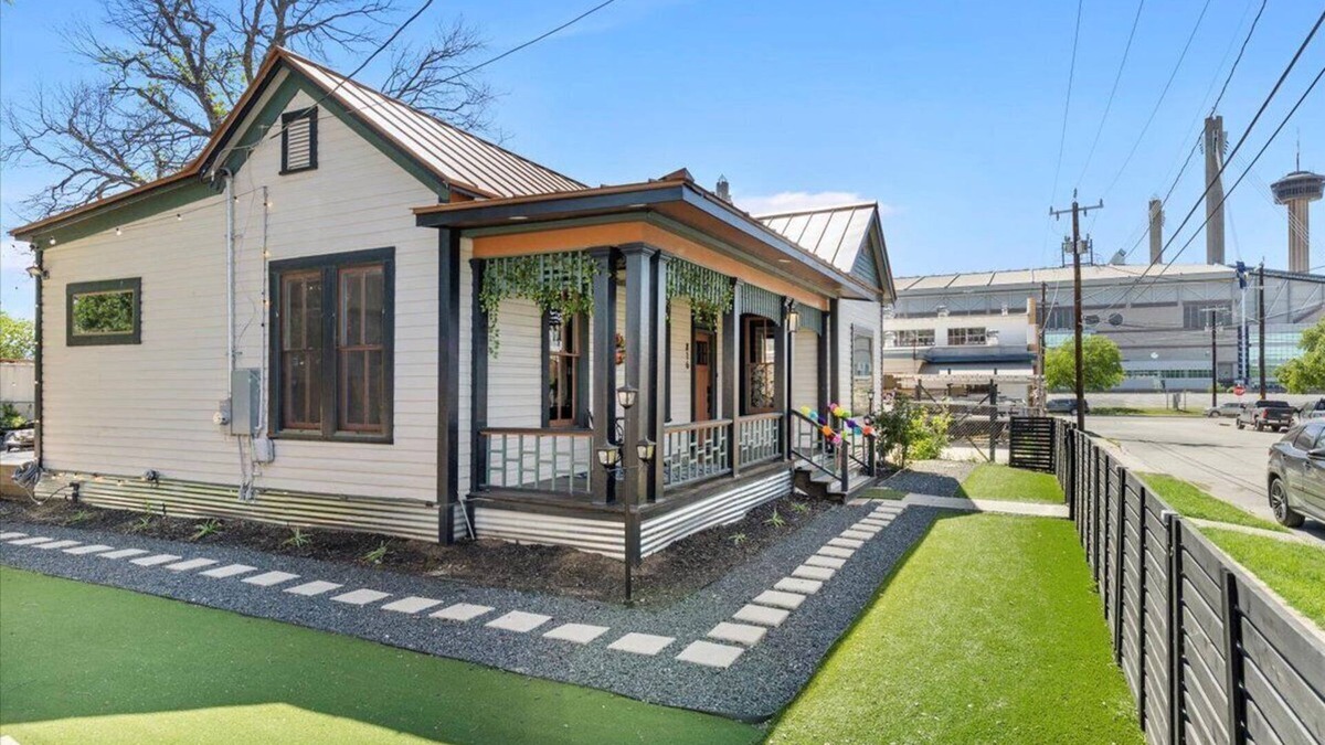 Nevada Street House | A Chic 3/2 Historic Retreat! Walk to the Alamodome and Riverwalk w/Free Parking.