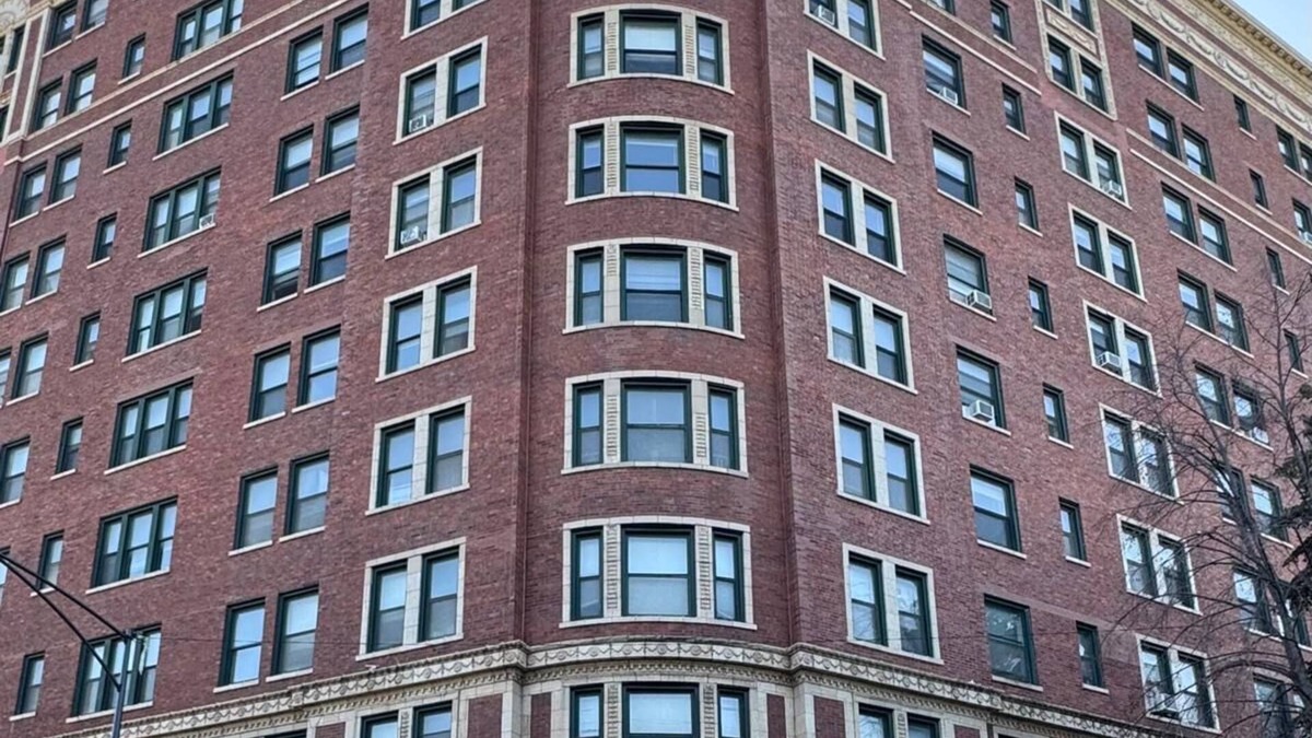 South Shore Apartment | A Chic 8th Floor Studio Inside Vintage Style Building With Spectacular Lake View
