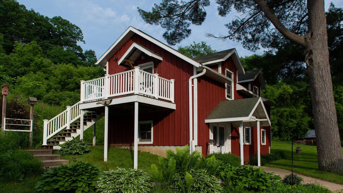 Cashton House | A city loft in a country setting! Beautiful and serene.