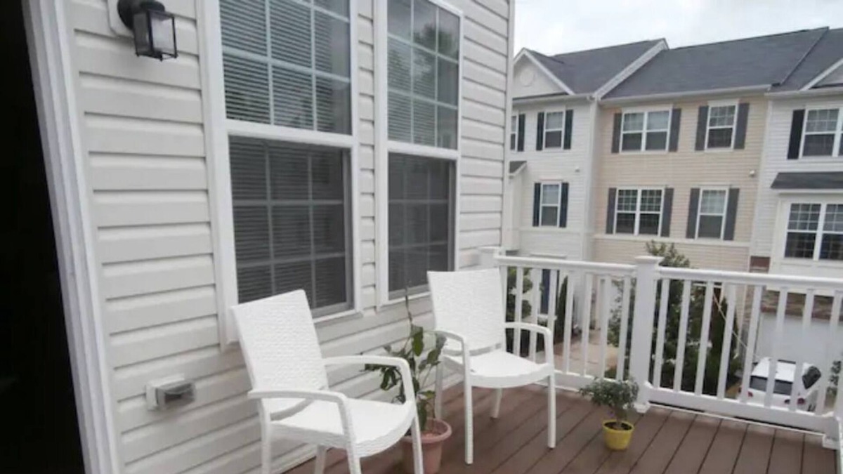 Germantown House | A Clean Townhouse in DC Suburban