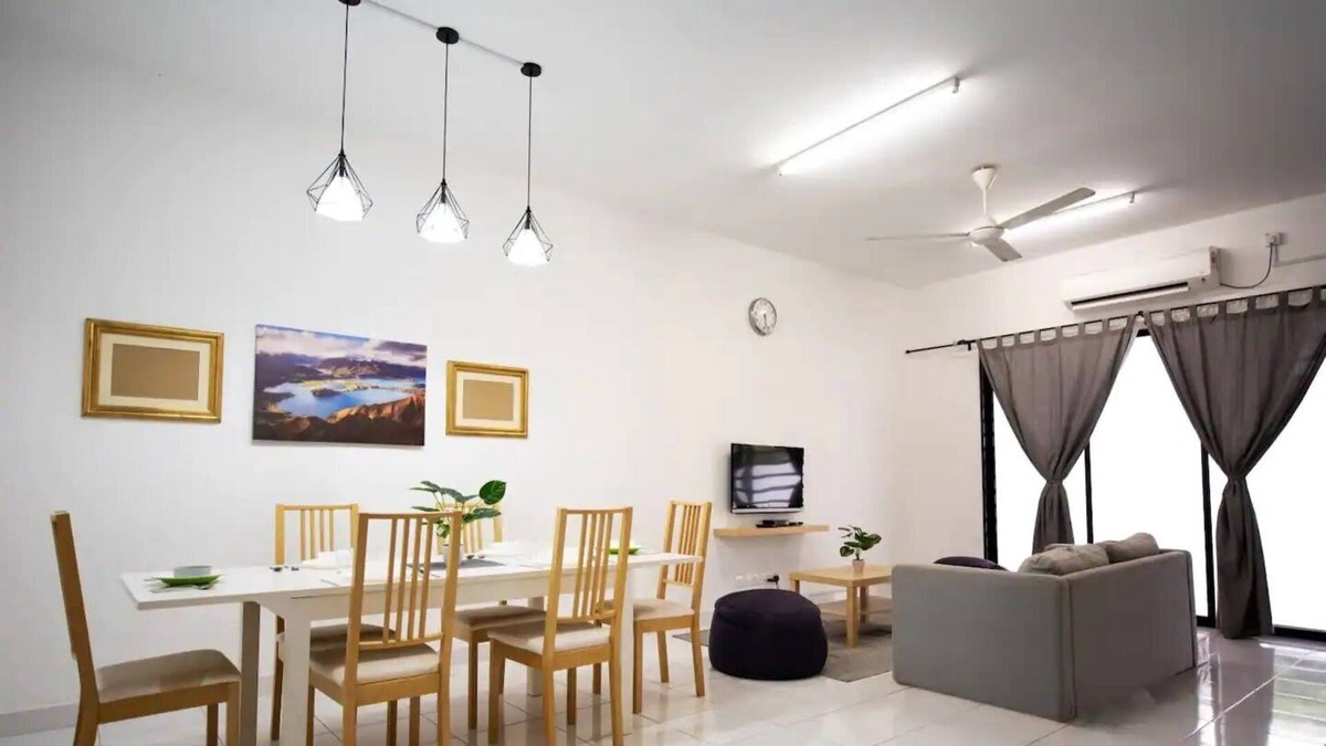 Gelang Patah House | A Comfy 4BR Home Near Legoland & Hello Kitty