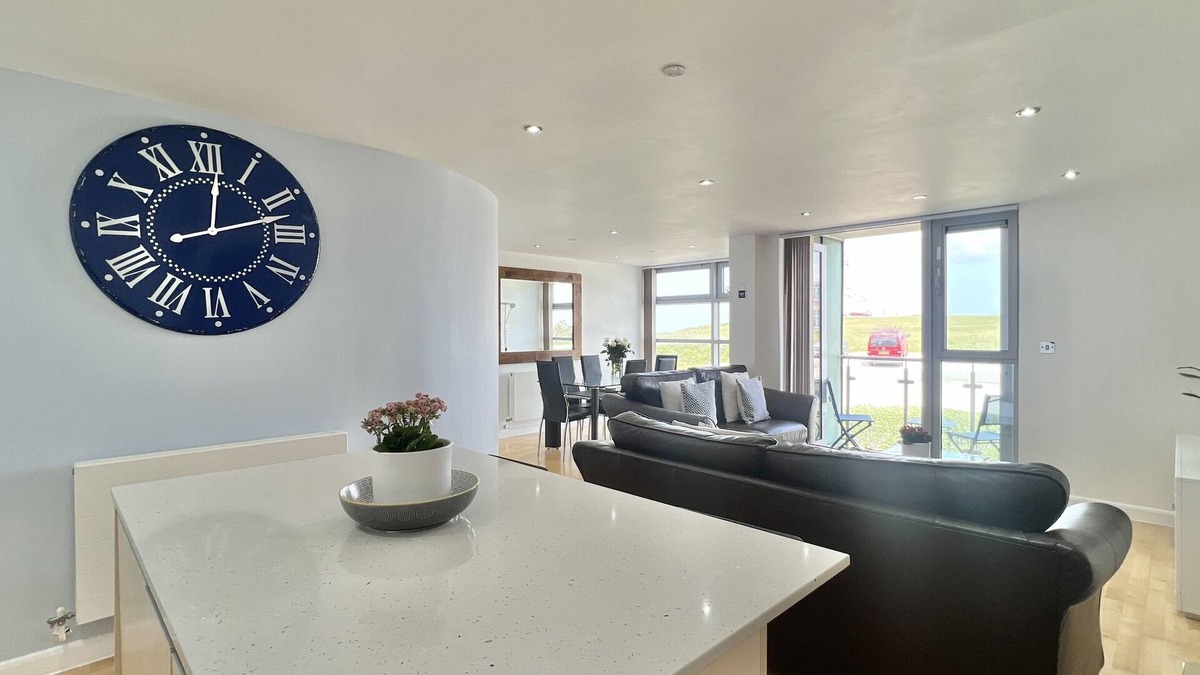 Newquay Apartment | A CONTEMPORARY BEACHSIDE APARTMENT ON HEADLAND ROAD FISTRAL 5 MINUTE FROM BEACH