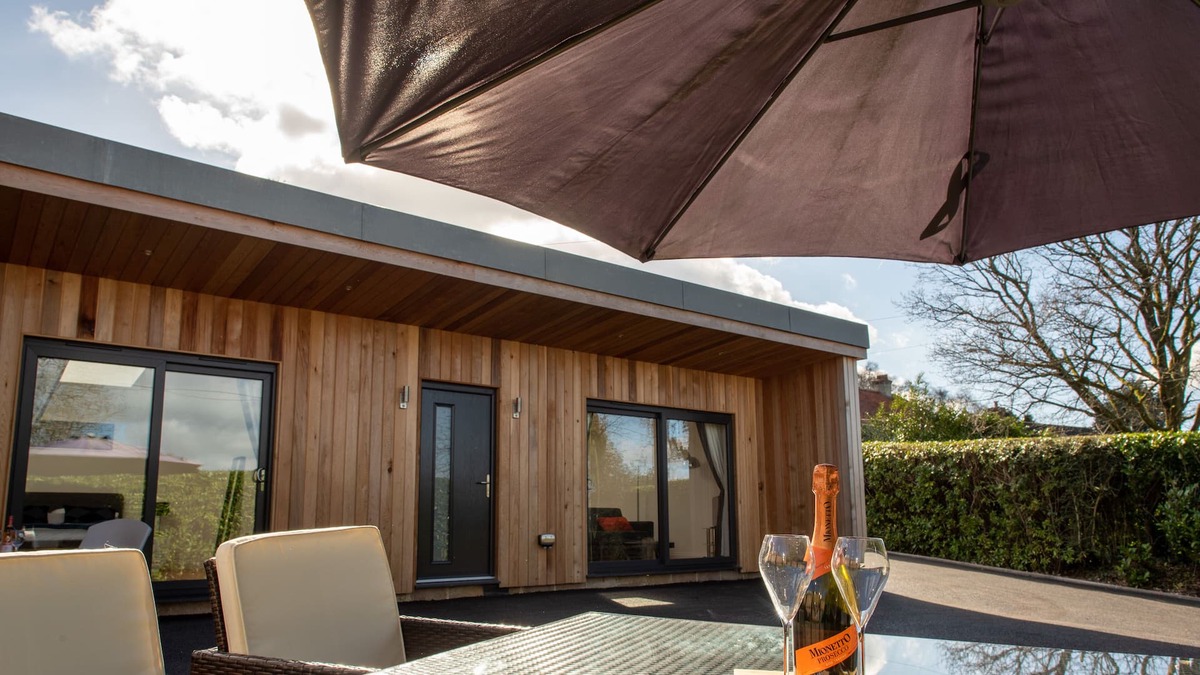 Raymonds Hill Ski Chalet | A contemporary cedar clad lodge adjacent to a national cycle route