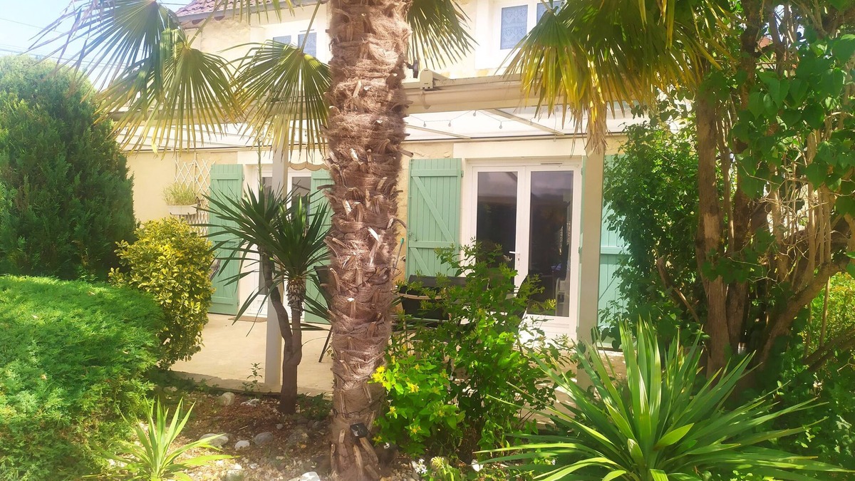La Guerche-sur-l'Aubois House | A cool house for the summer, in a quiet, flowery garden, relaxation assured.
