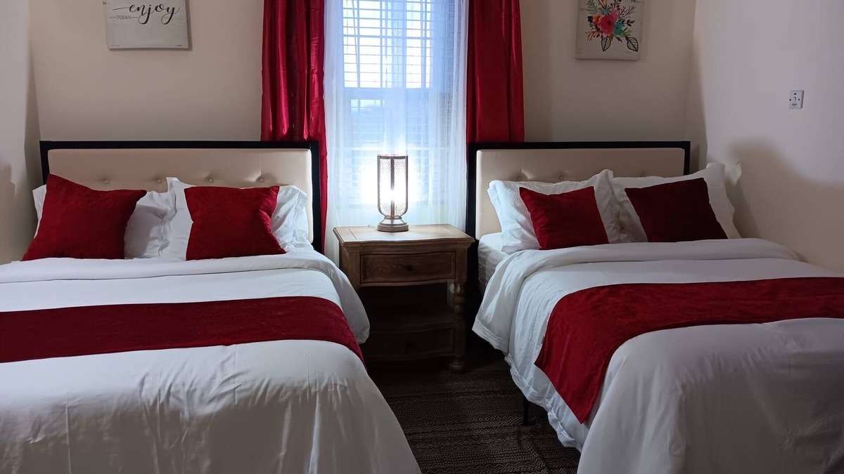 Falmouth Villa | A Cool Ocean Breeze Getaway - Pool, Gym, Wifi & Tennis Court