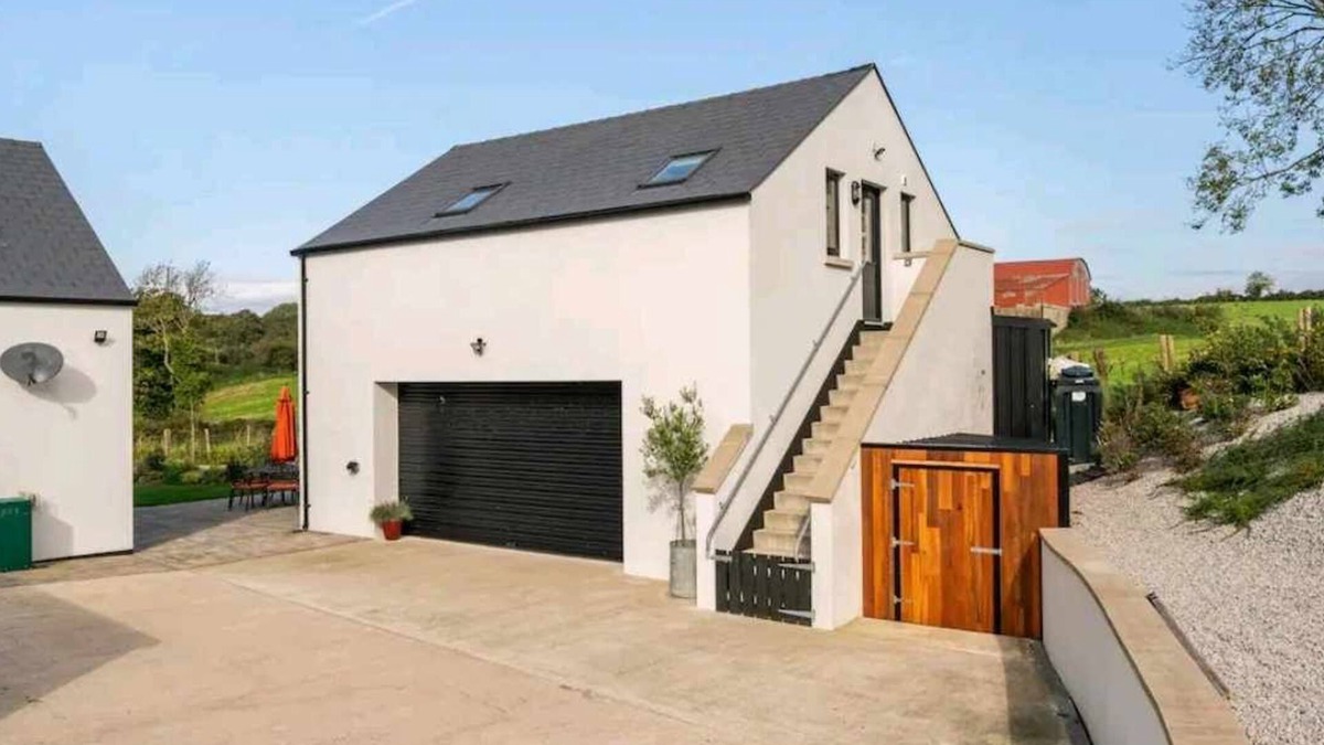 Banbridge Apartment | A cosy 2 Bedroom apartment situated in Banbridge. 30mins from Belfast.