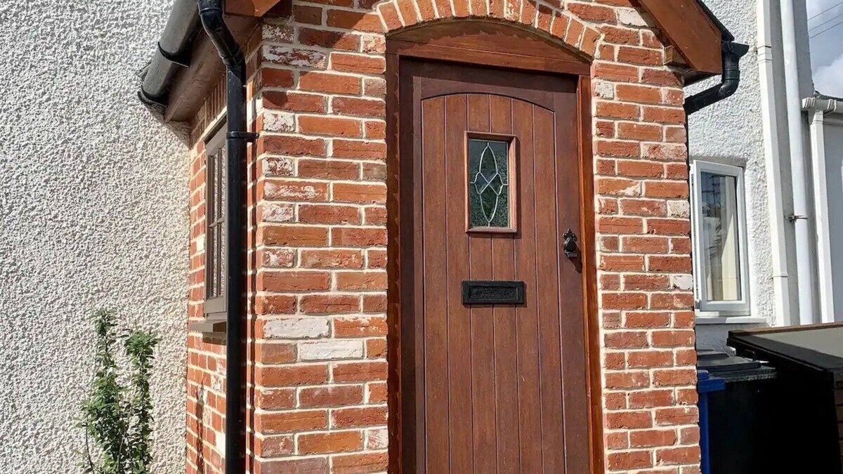 Beccles House | A cosy light Semi Detached cottage in the Waveney Valley, the Broads National park.