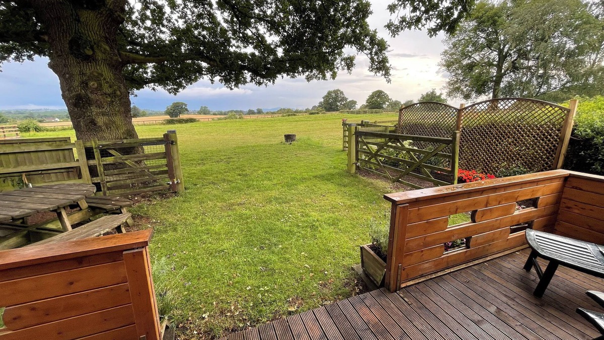 Grimley Cabin | A Cosy, pet-friendly, Rural Cabin with far reaching views over the countryside