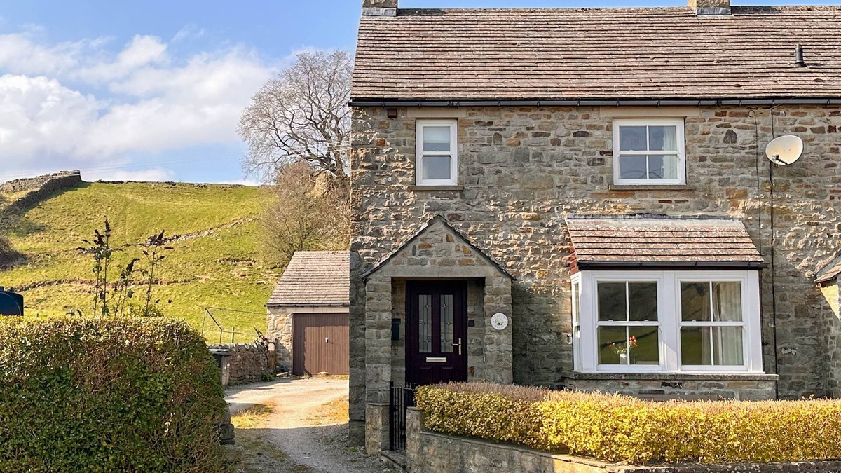 Reeth Cottage | A cosy stone cottage with stunning views, village charm, and adventure at your doorstep
