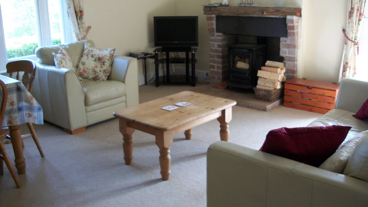 Garn Fadryn Cottage | A cosy, traditional two-bedroomed cottage with log burner and central heating.