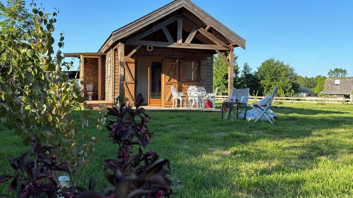 Conteville Ski Chalet | A cottage in an orchard