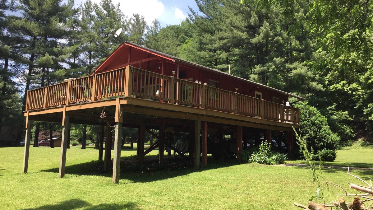 Goldbond Cabin | A cottage on the new river