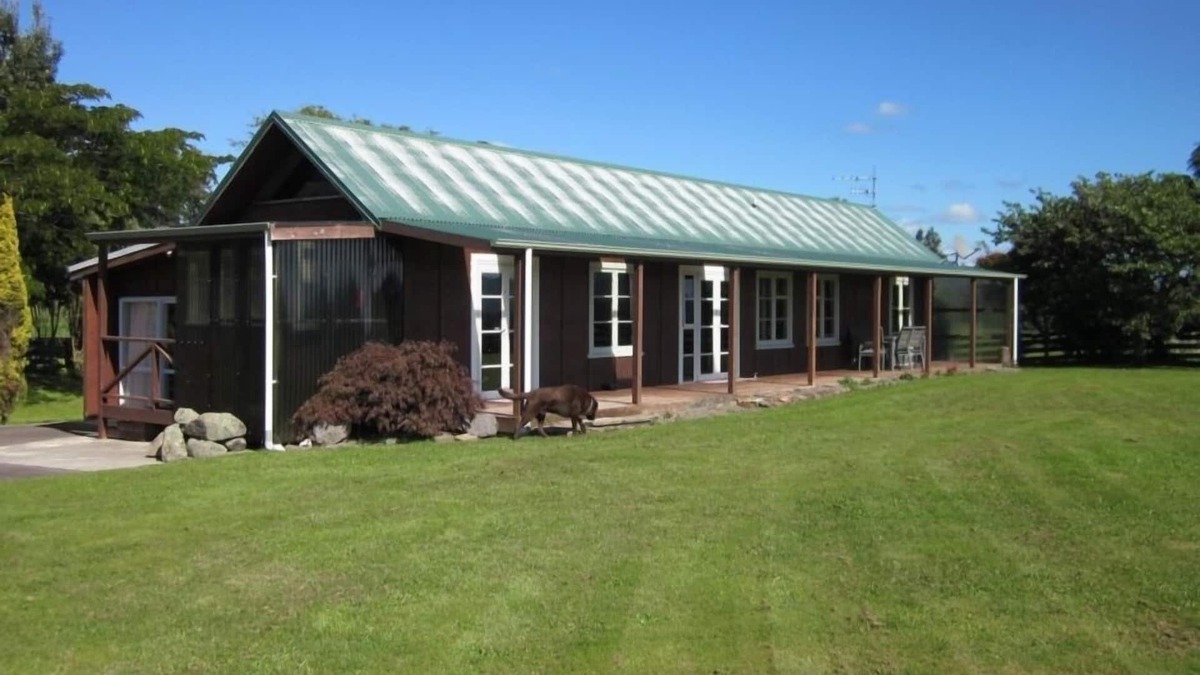 Owhata Cottage | A country feel with lake views