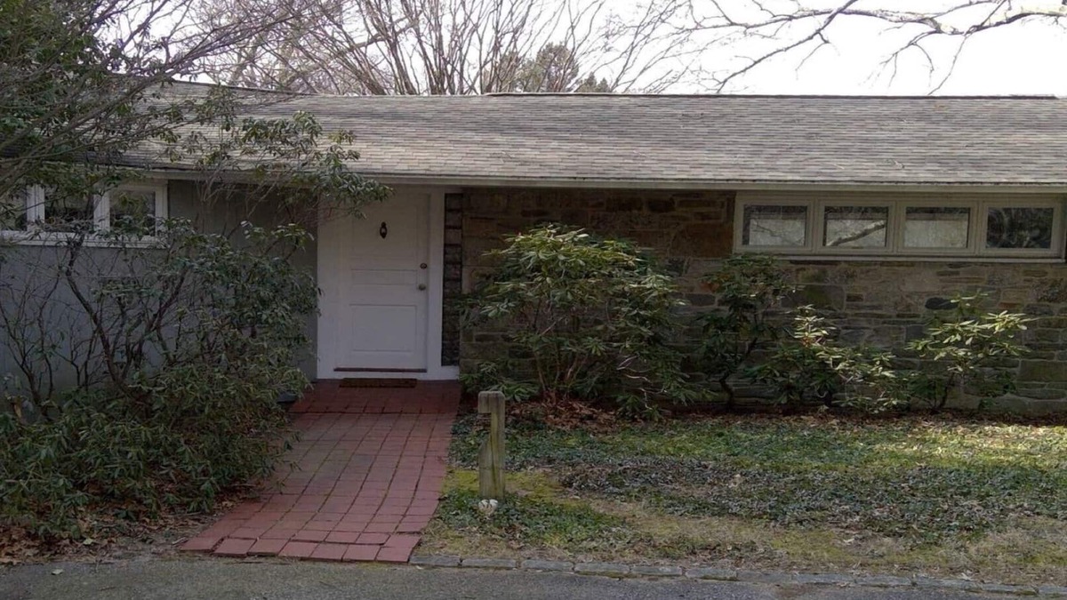Shelton House | A country guest house just 21-32 minutes Bridgeport or New Haven Universities.