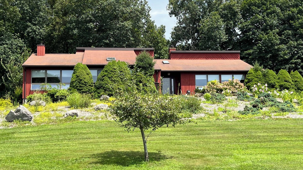 Tiverton House | A country setting with scenic water view.