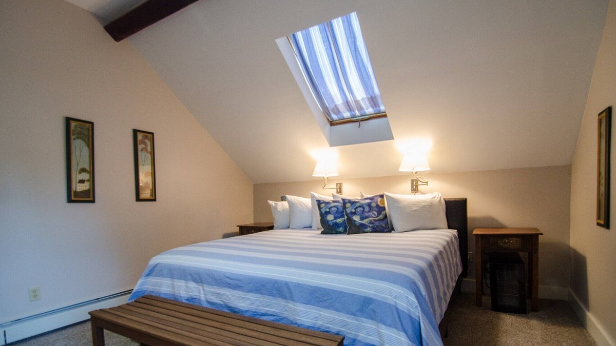 Shelburne Bed & Breakfast | A cozy 2nd Floor King B&B Room in Downtown Shelburne - Delicious Breakfasts! FLE