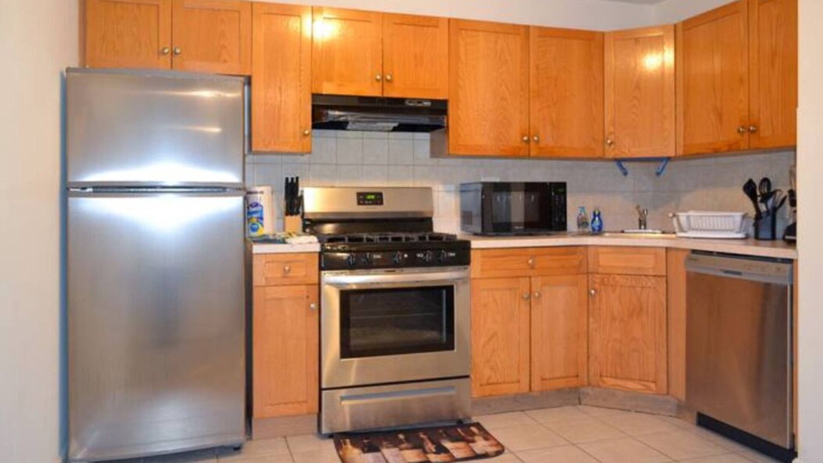 Iselin Apartment | A cozy alcove with all highways within stone's throw.