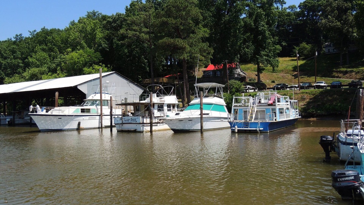 Ampthill Boat Rental | A Cozy And Classic Hatteras 43' Yacht In One Of The Best James River Locations