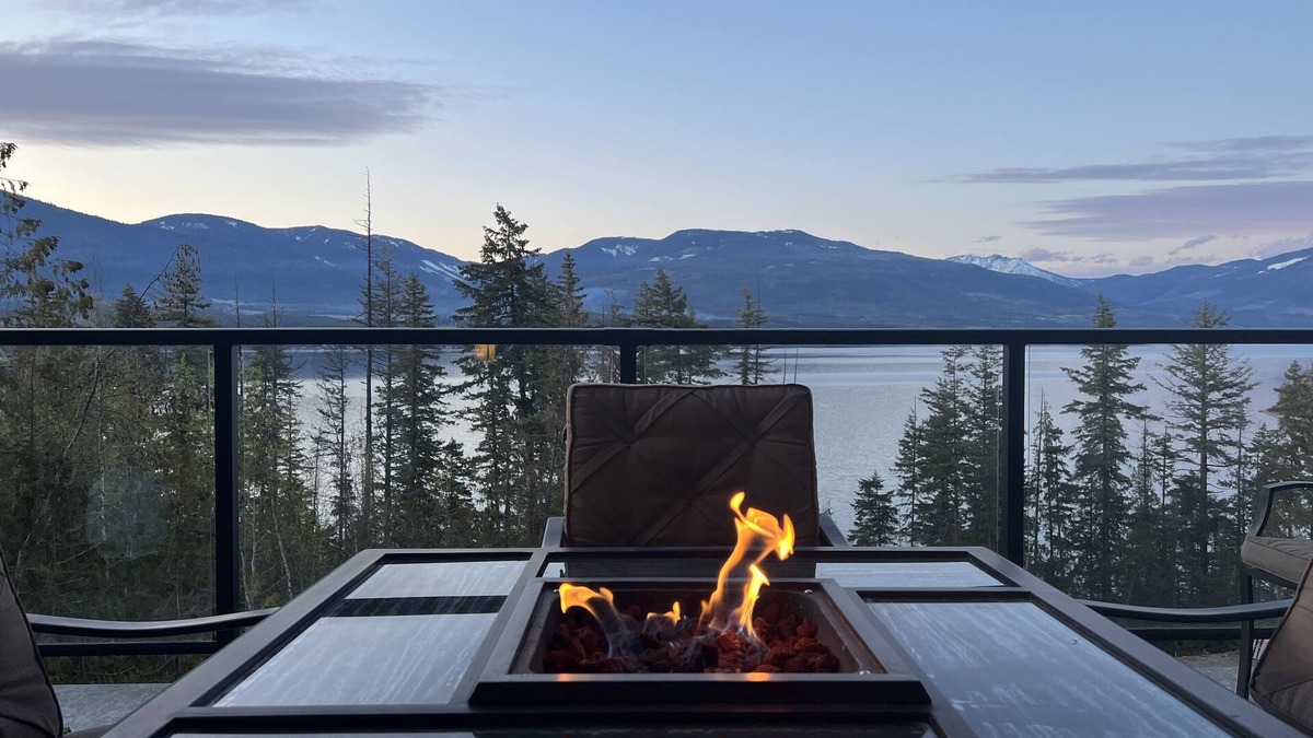 Blind Bay House | A Cozy And Modern Retreat On Shuswap Lake