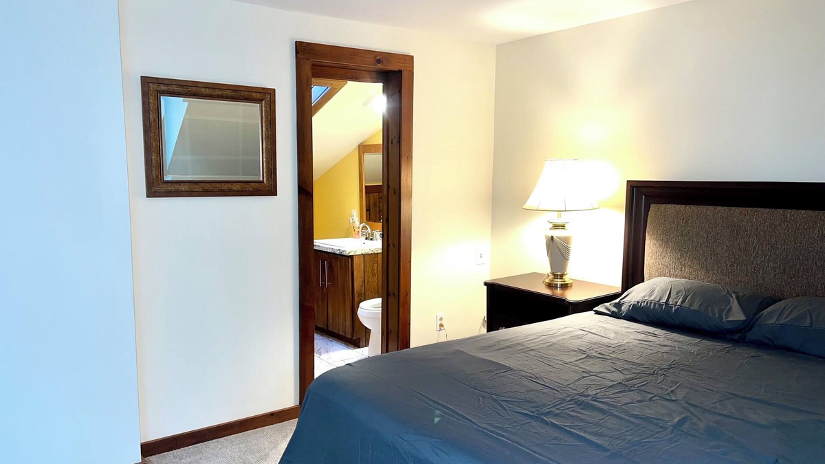 Weybridge Apartment | A cozy apartment suite by the mountain with stunning views