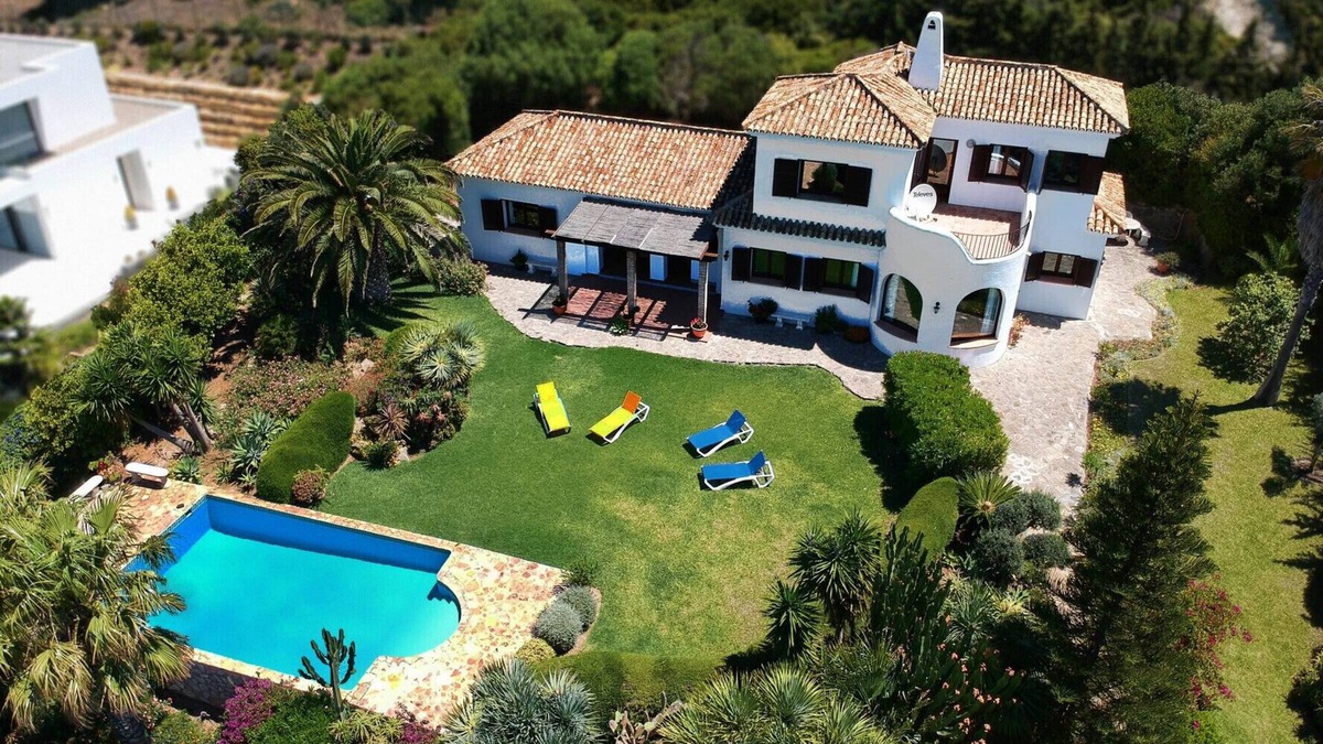 Atlanterra Ski Chalet | A cozy Chalet with great sea views, FREE WIFI