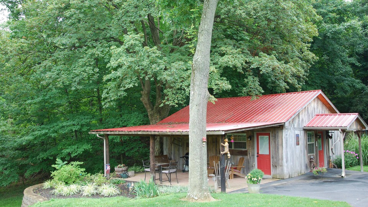 Cloverleaf Cabin | A Cozy Cottage Near the Heart of All Louisville Attractions!