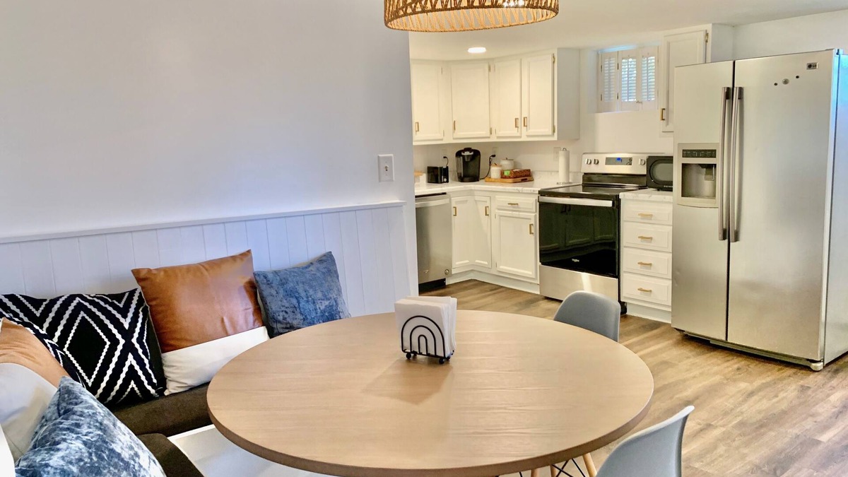 Lancaster Cottage | A Cozy Getaway 5 min from the heart of Lancaster!