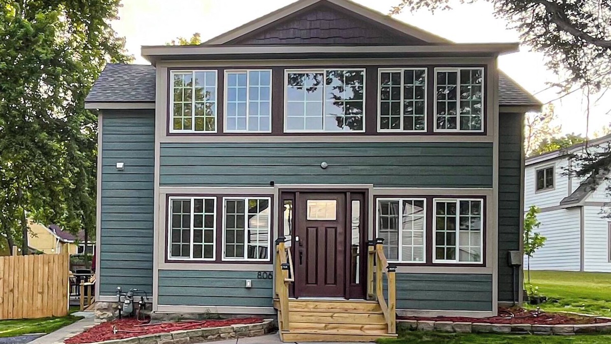 Stillwater House | A cozy home nestled in the heart of the river bluffs.