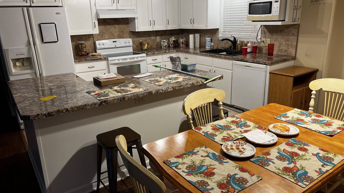 Heber Springs House | A cozy lake retreat with all the amenities and a fireplace.