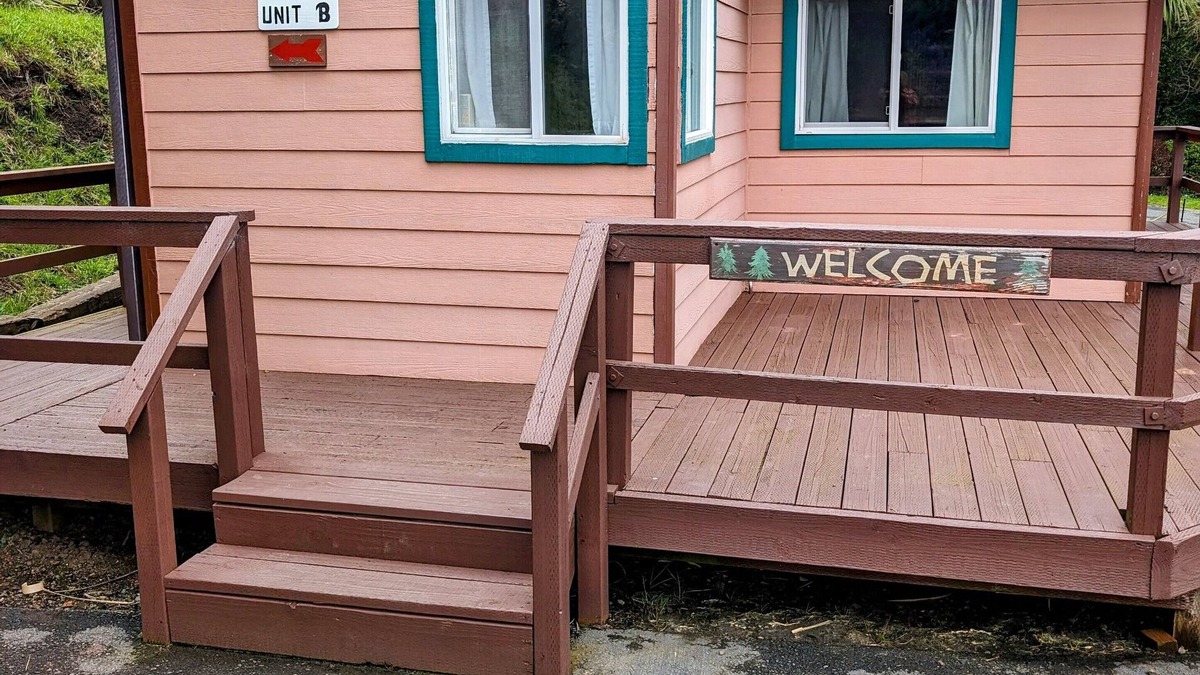 Gold Beach Cottage | a Cozy Little Cottage with the Nice View of the Surroundings