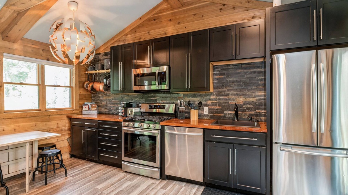 Zenda Cabin | A cozy, modern cottage has all the amenities and privacy a hotel cannot offer.