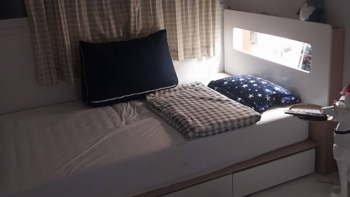 Bupyeong-dong House | A cozy place with a double bed with 65 inches TV. Free Netflix and Youtube