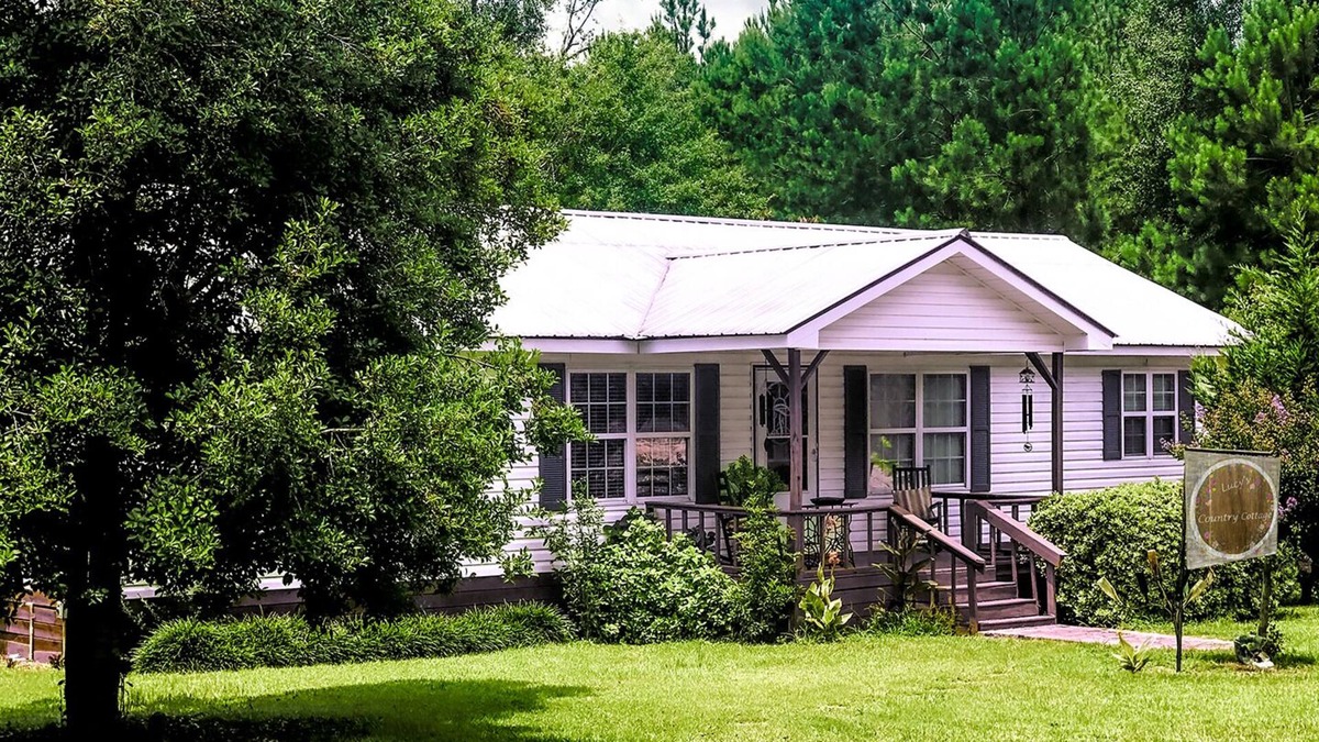 Metter Cottage | A cozy, scenic country cottage in Metter, and near GSU and Savannah.