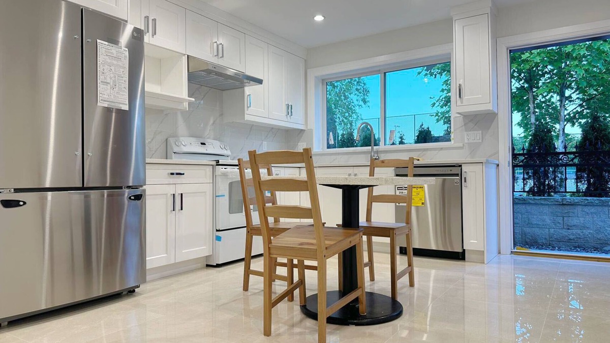 Arbutus Ridge House | A cozy second-floor room for staying (W)