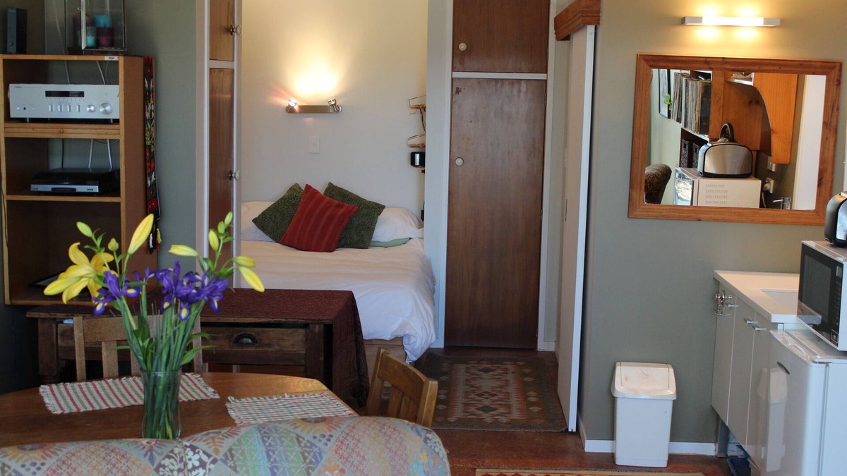 Ngongotaha Apartment | A cozy studio with a beautiful tranquil lakeside location on Lake Rotorua