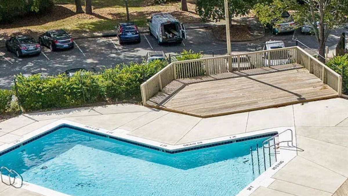Woodcroft Apartment | A cozy well furnished centrally located condo