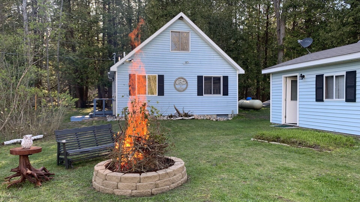 Comins Cabin | A creekside cabin for a relaxing getaway in the woods and near trails